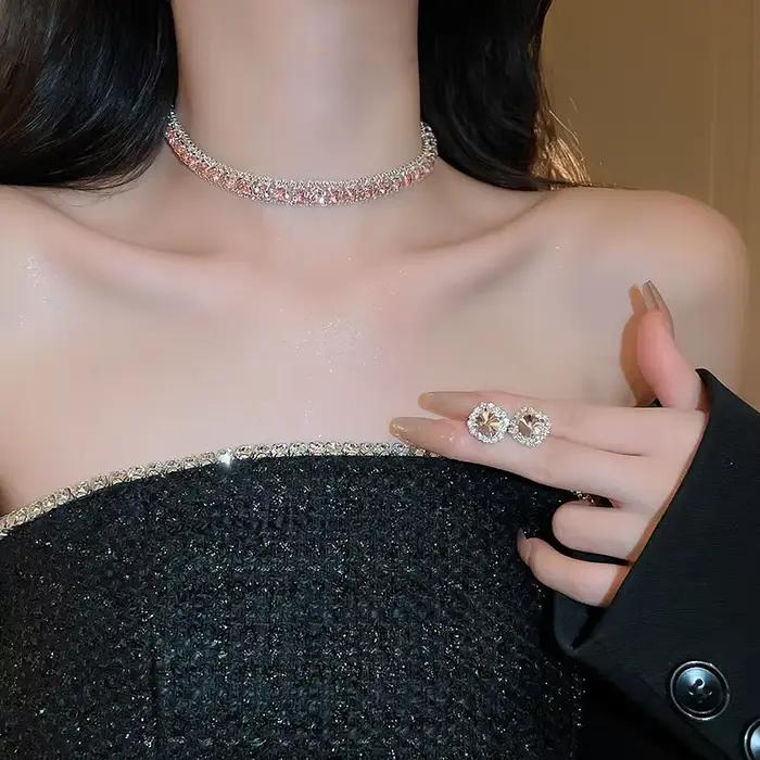Ensemble de boucles d'oreilles et collier en cristal de luxe