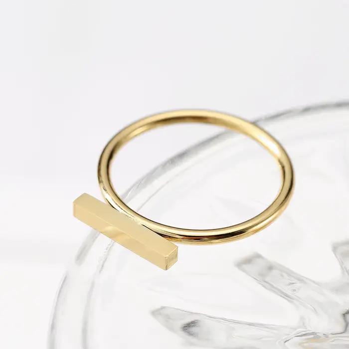 Bague de fiançailles minimaliste personnalisée en acier inoxydable avec lettres gravées pour femmes occasions spéciales et partys