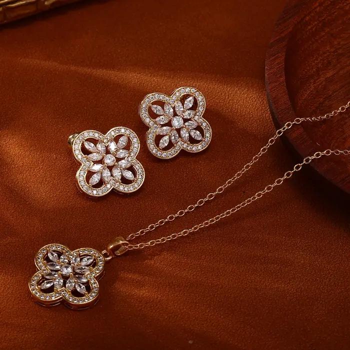 Ensemble de bijoux trèfle à quatre feuilles plaqué or rose collier et boucles d'oreilles en zircon cubique pour femme romantique et porte-bonheur