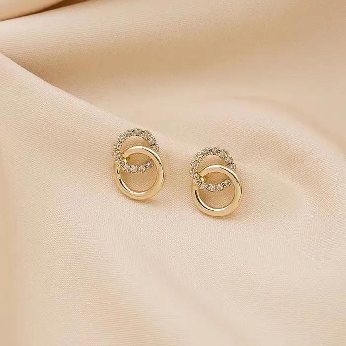 Une paire de boucles d'oreilles à la mode pour femmes avec cercles incrustés de diamants