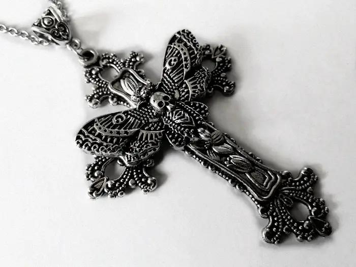 Grand collier croix de papillon filigrane florale style gothique vintage pour homme et femme occasions spéciales protection
