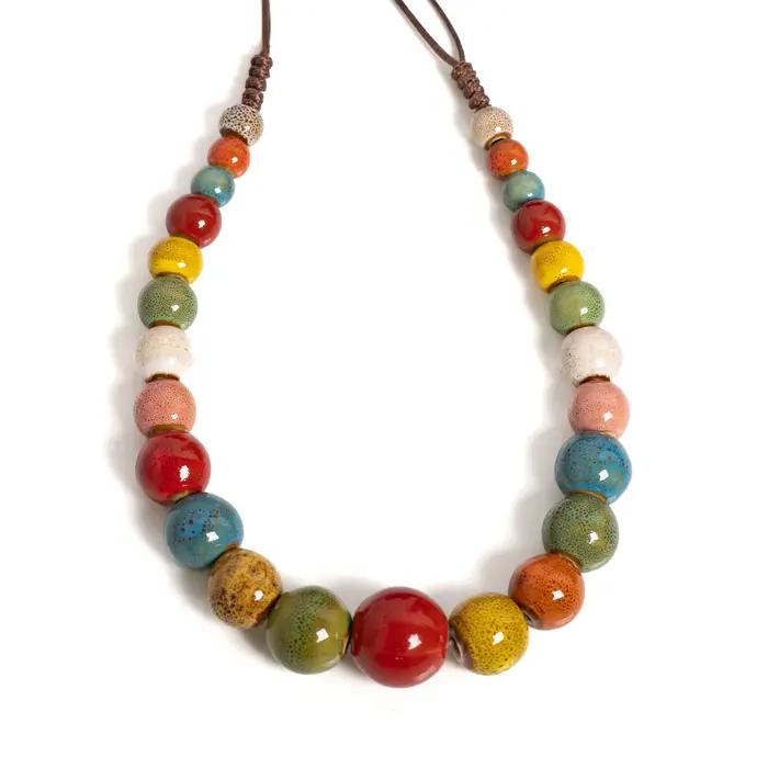 Collier en céramique multicolore fait main réglable pour femmes, idéal pour superposition et occasions spéciales