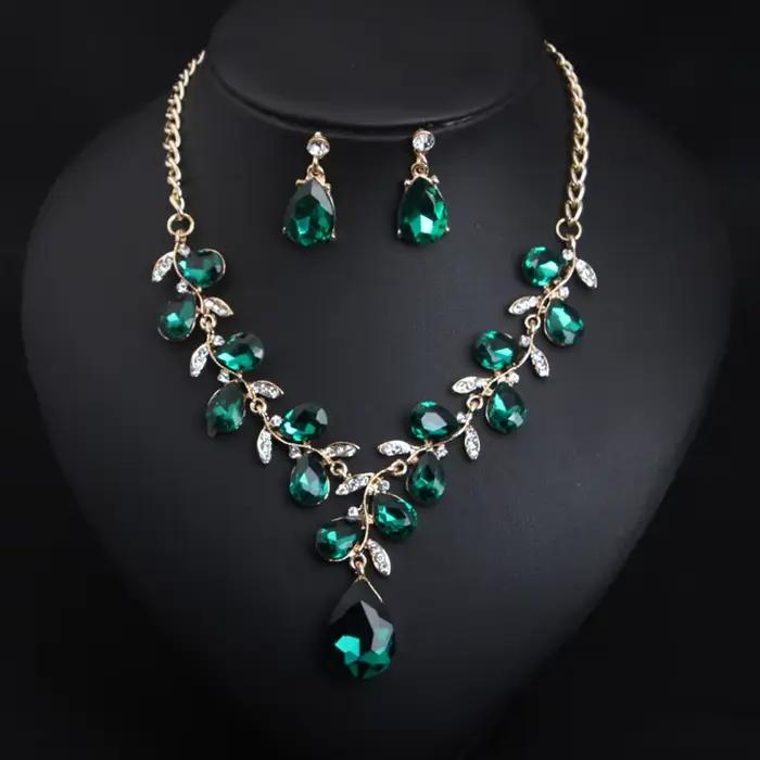 Ensemble collier et boucles d'oreilles en alliage écologique avec gros cristaux. Bijoux imperméables