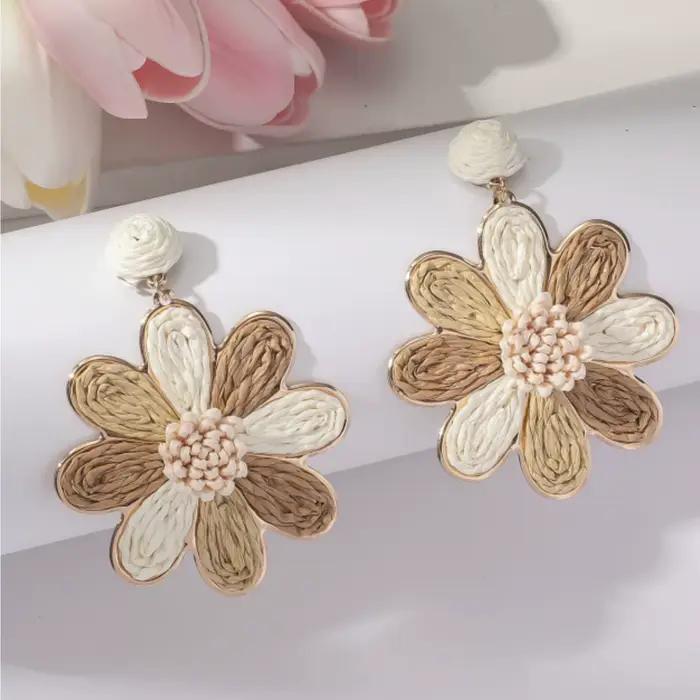 Boucles d'oreilles en raphia faites à la main d'inspiration bohème, élégantes et tendance, multicolo