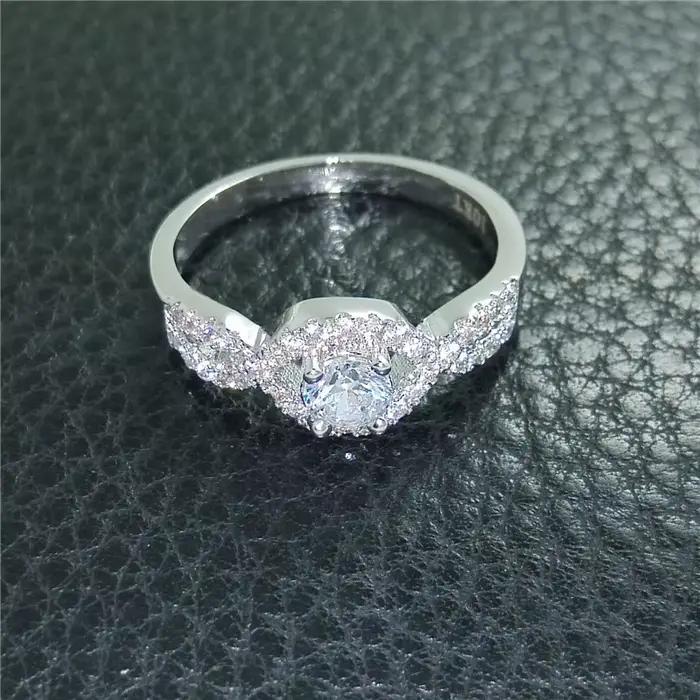 Bague en diamant de laboratoire rond en or 10 carats pour femme