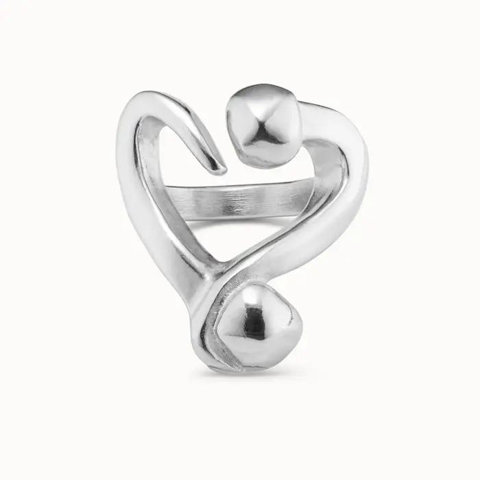 Bague d'art dorée en forme d'amour : une gros plan de bijoux romantiques de style métal avec un sens du design unique