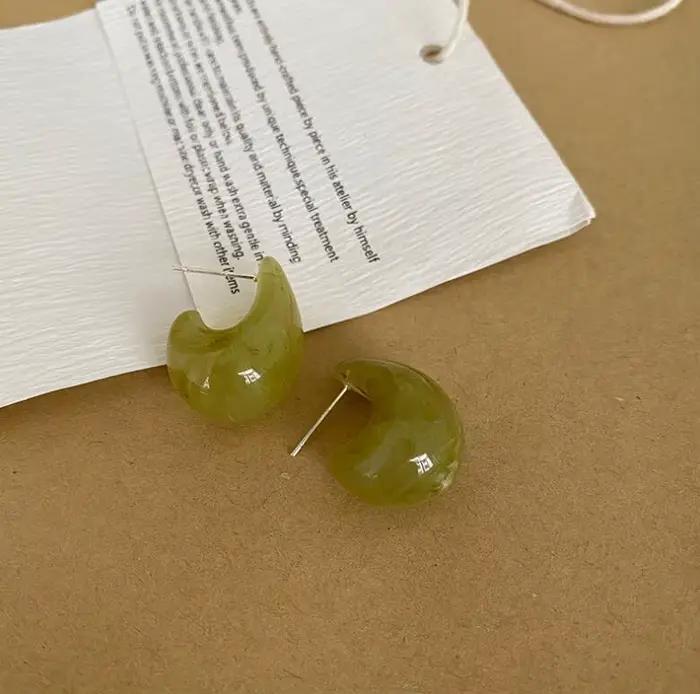 Boucles d'oreilles rétro simples en résine de virgule, marron ambre, géométrie stéréo, frange foncée
