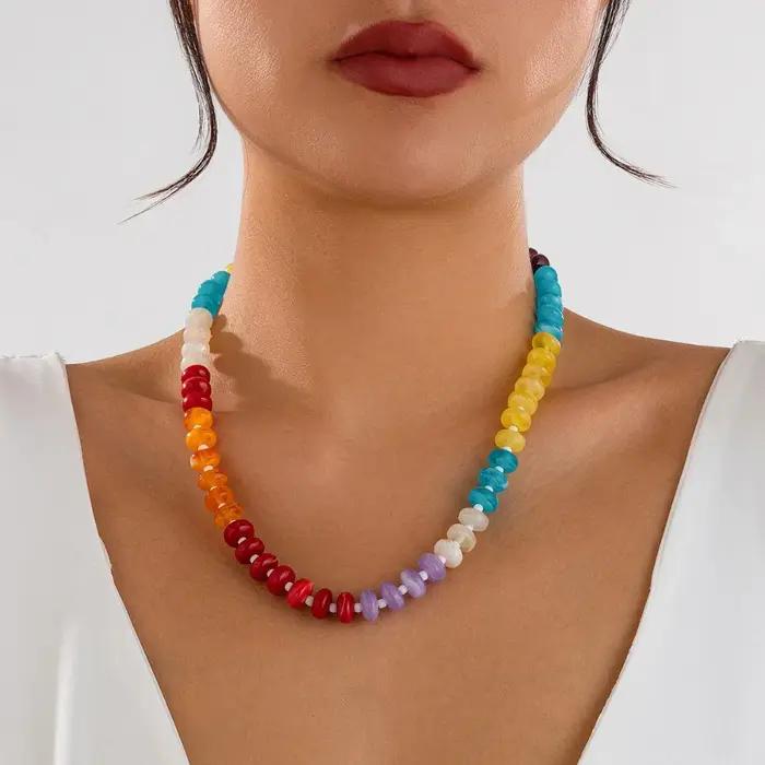 Collier ras du cou vintage bohème multicolore en acrylique pour femmes occasions spéciales style unique fantaisie fantaisiste décoration décontractée