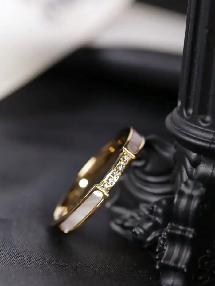 1 bague vintage style palais en acier inoxydable couleur or 18 carats avec incrustation de coquillage blanc et 6 strass