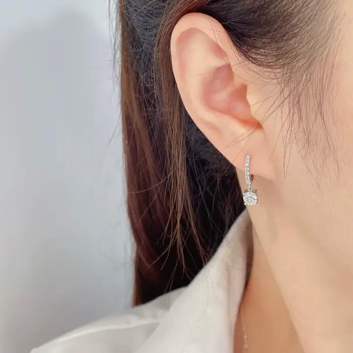 Boucles d'oreilles pendantes en or blanc 18 carats avec diamants ronds cultivés en laboratoire