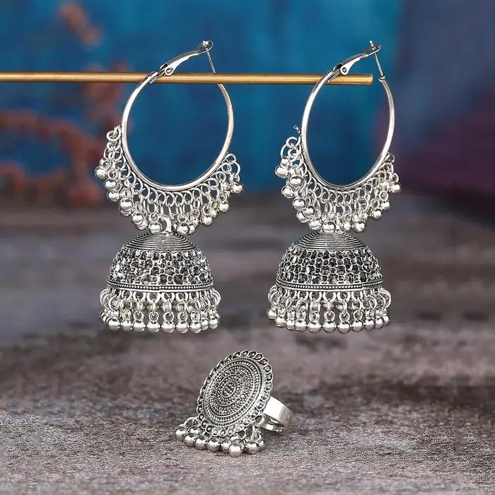 Ensemble de Boucles d'Oreilles et Bagues à Pompon pour Femme
