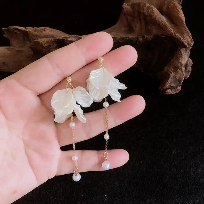 Boucles doreilles pendantes perles plantes pétales blancs bijoux femmes romantiques occasions spéciales mariage soirée gala