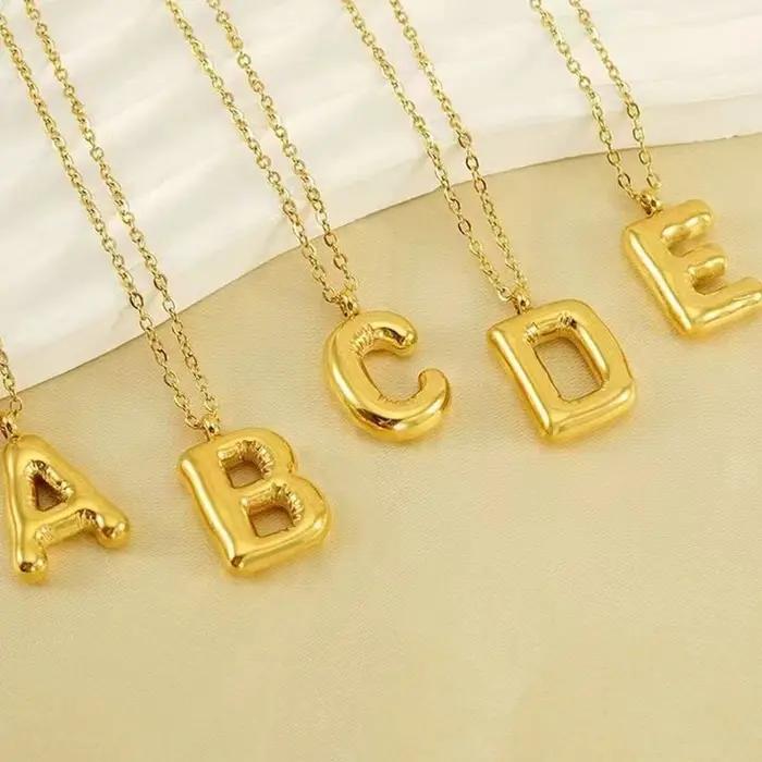 Pendentif lettre personnalisable en acier inoxydable doré alphabet style classique pour femmes occasions spéciales et quotidiennes