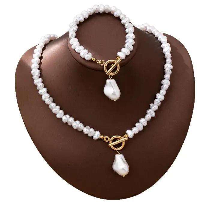 Ensemble élégant de collier de perles rétro et d'accessoires pour les mains avec chaîne dorée