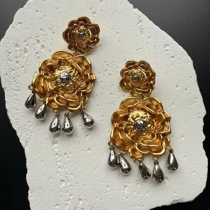 Boucles d'oreilles rétro exagérées à fleurs et perles argentées pour femmes occasions spéciales vintage élégantes