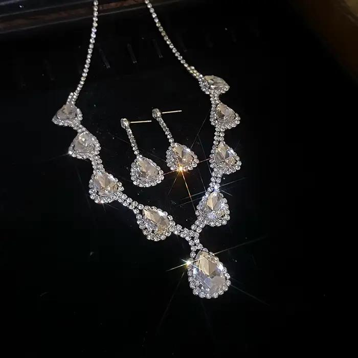 Ensemble de bijoux bohèmes en strass rouge pour femmes collier goutte d'eau et boucles d'oreilles pour occasions spéciales anniversaire mariage