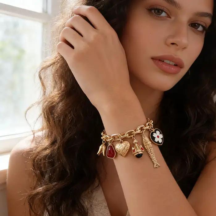 Bracelet fantaisie aux accents rouges, accessoire élégant à motifs variés, idéal pour les tenues décontractées, parfait pour les brunchs, les rendez-vous et les soirées.