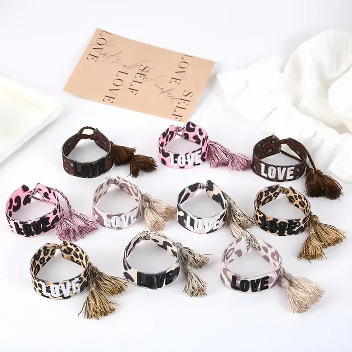 Bracelet bohémien avec lettres brodées léopard pour femmes