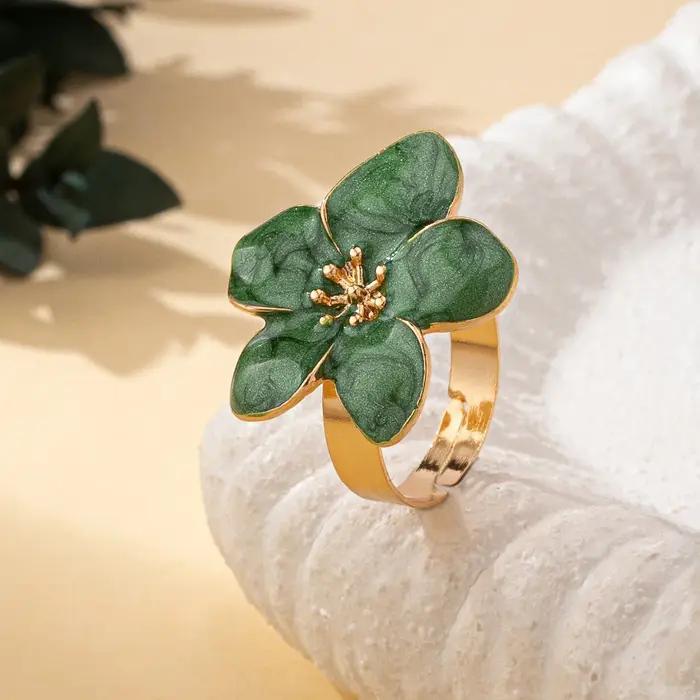 Une bague pour femme avec une technique goutte d'huile en forme de fleur