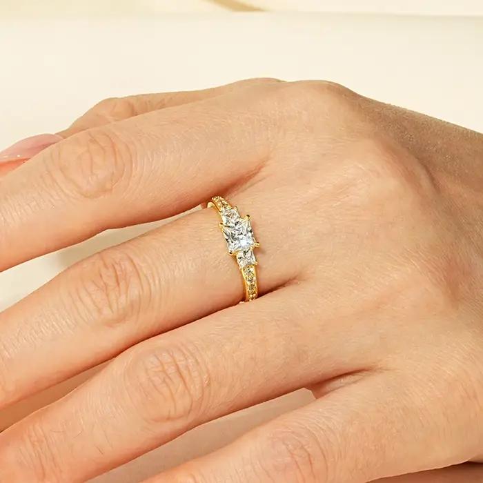 Rrjzz trois pierres princesse coupe CZ simulé diamant anneaux 14k plaqué or bague de fiançailles pour les femmes anniversaire bijoux cadeaux