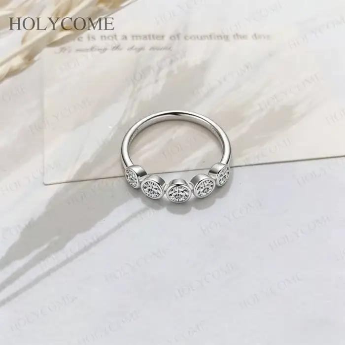 Bague personnalisée en argent sterling 925 sertie de moissanite ronde pour femmes, idéale pour les occasions spéciales et les cadeaux de fête