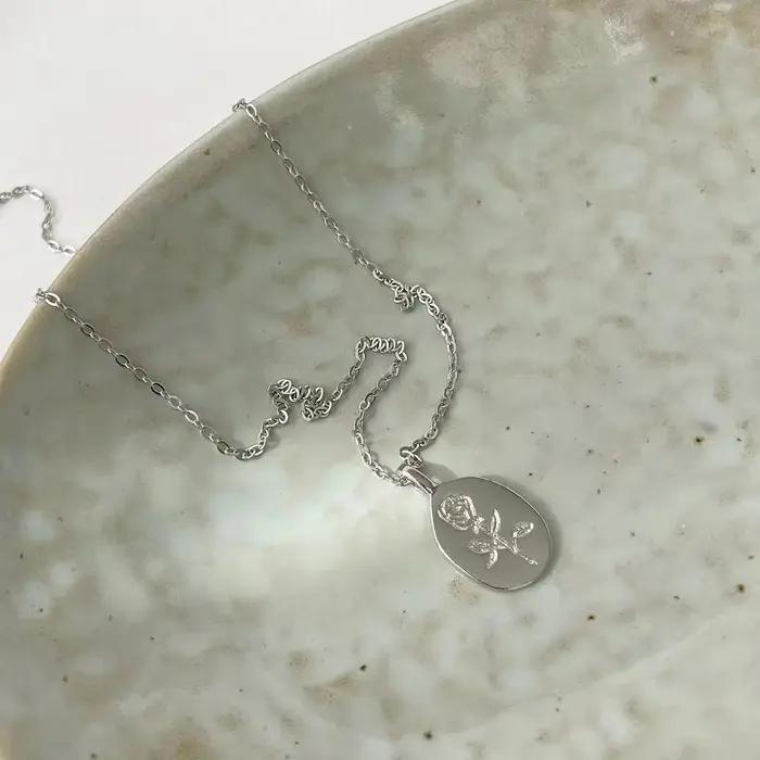 Collier pendentif rond camée de fleur plaqué or 18 carats pour femmes