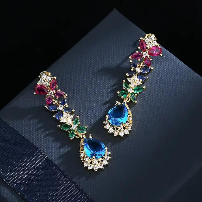 Boucles d'oreilles rétro en zircon de couleur argent 925, nouveau design tendance, sens, tempérament haut de gamme, boucles d'oreilles de palais, bijoux de fête pour femmes, cadeau