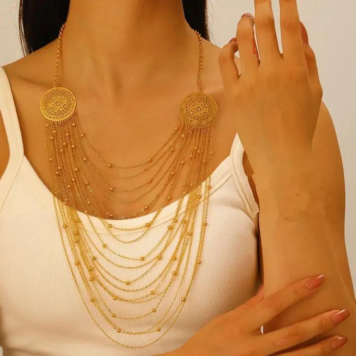Un collier pour femme luxueux et élégant doté d'un design cylindrique multicouche dans un style ethnique rétro