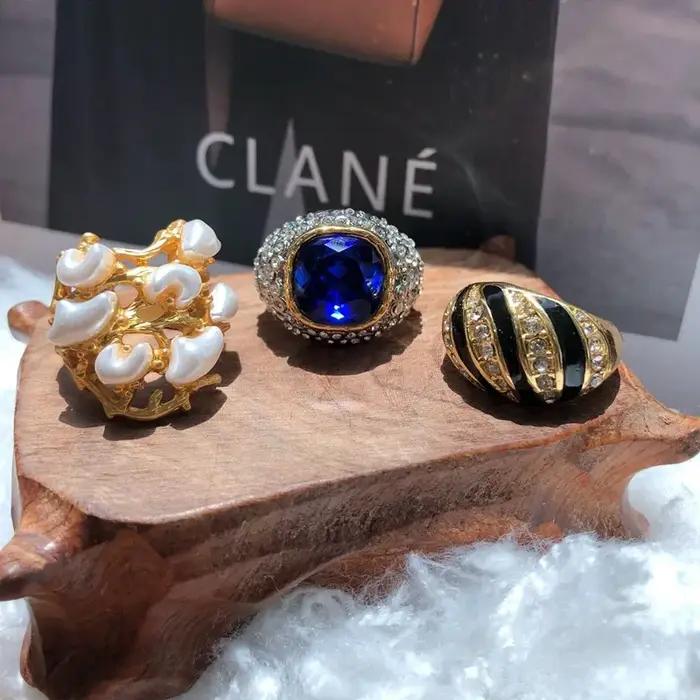 Bague élégante gravée en émail avec diamants incrustés, pierres précieuses facettées, perle creuse s