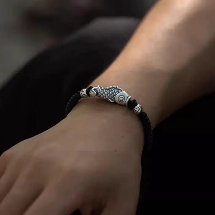 Bracelet Rétro Nœud de Pêche en Corde Noire et Rouge Tressée Artisanal, Simple et Polyvalent, pour Couple, Motif Poisson Koi 'Lands on Shore'