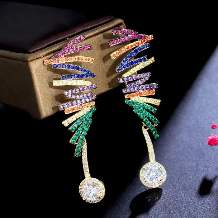 Boucles d'oreilles Pera CZ longues lignes ondulées multicolores CZ ovales pour femmes mode mariage dîner fête bijoux occassions spéciales