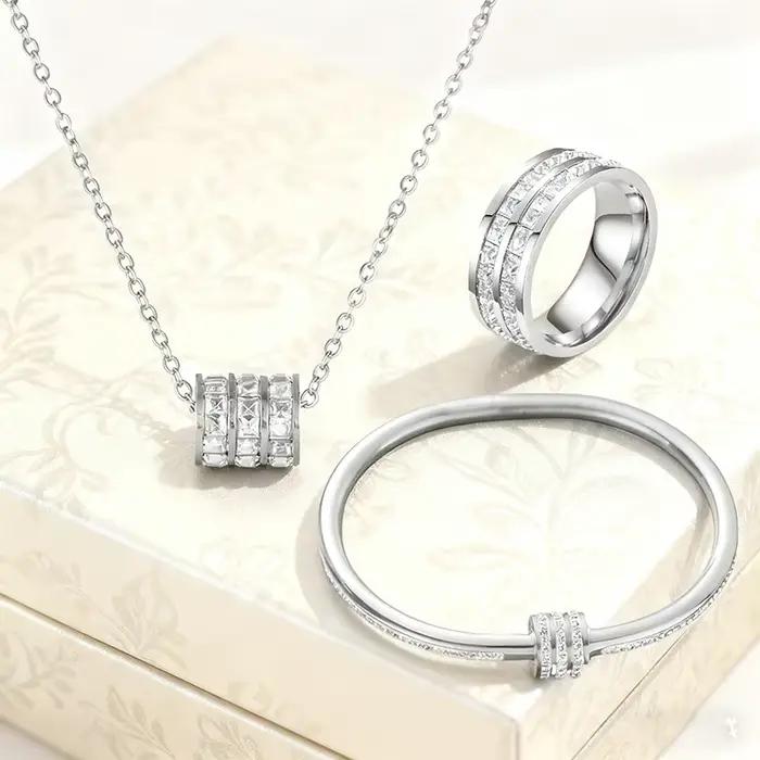 Ensemble de bijoux dorés avec accents en cristal, ensemble collier, bague et bracelet en 3 pièces, b
