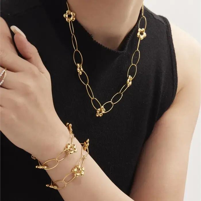 Bracelet-collier en acier inoxydable plaqué or 18 carats pour femmes résistants aux intempéries et durables pour toutes les occasions