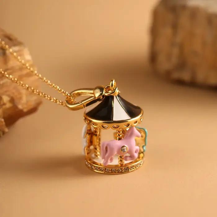 Collier avec pendentif carrousel coloré pour femmes