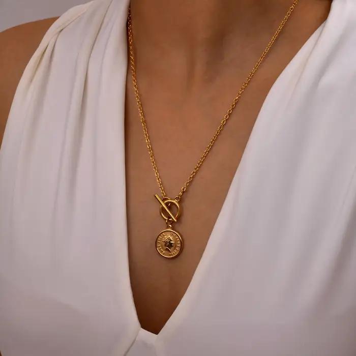 Collier Médaillon Reine Elizabeth en Acier Inoxydable Plaqué Or Jaune 14 Carats Hypoallergénique Pour Femmes Occasions Spéciales