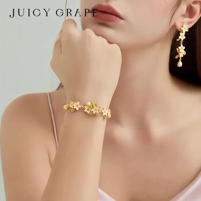 Bracelet ajustable en émail plaqué or 18 carats avec fleur de frangipanier et perle rose