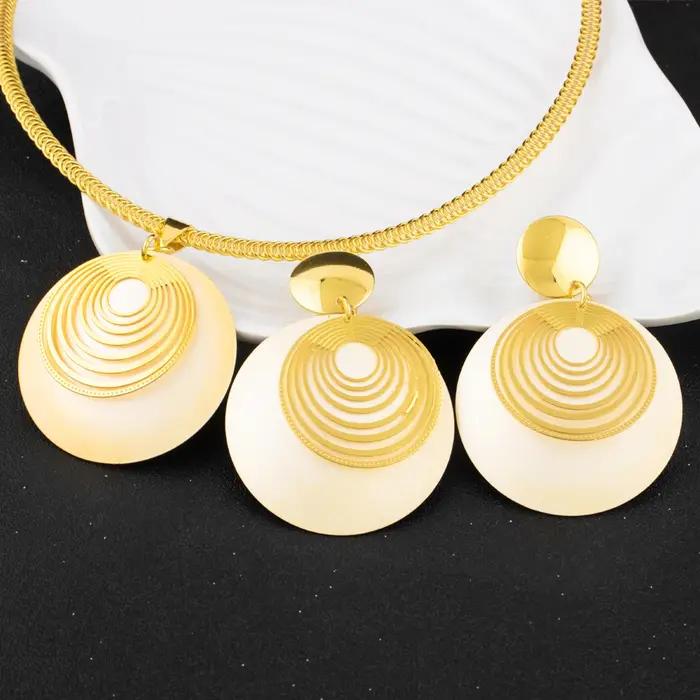 Ensemble de bijoux doré luxueux pour femmes, collier et boucles d'oreilles élégants pour mariage et cérémonies de remise de diplômes