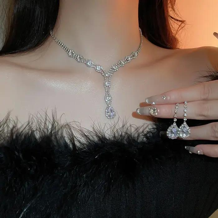 Collier et Boucles d'Oreilles en Forme de Gouttelettes d'Eau Incrustées de Strass Or et Or Jaune Clair Occasions Spéciales
