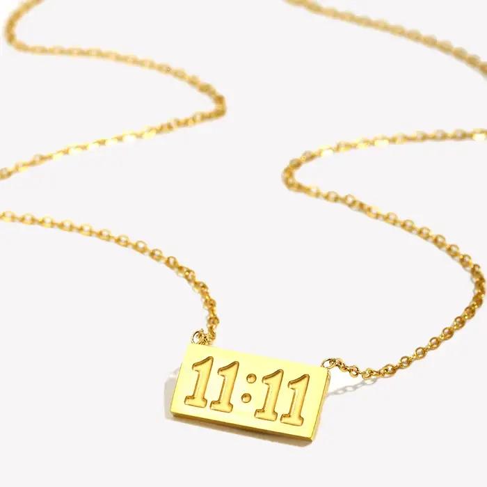 Collier Pendentif Carré Numéro 1111 Symbole de Chance et de Succès en Acier Inoxydable pour Femmes Occasions Spéciales