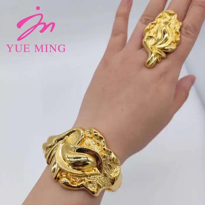 Bracelet manchette fleur en or 18 carats pour femme