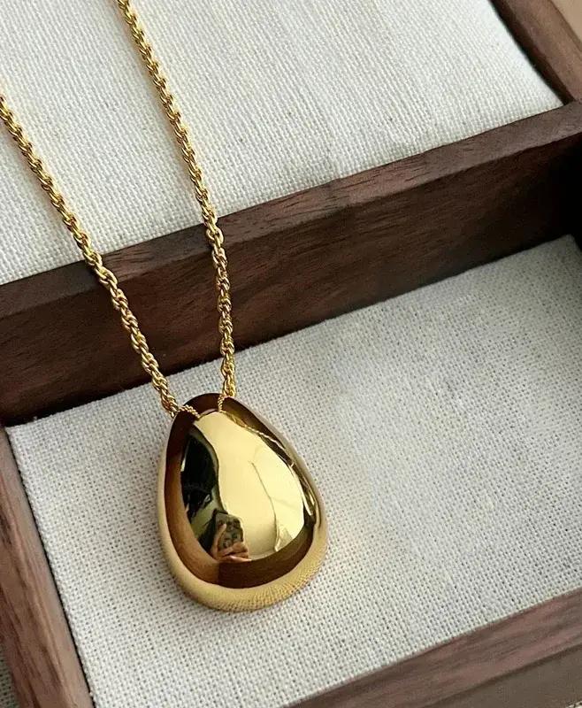 Collier avec pendentif en forme de larme en métal lisse pour femmes