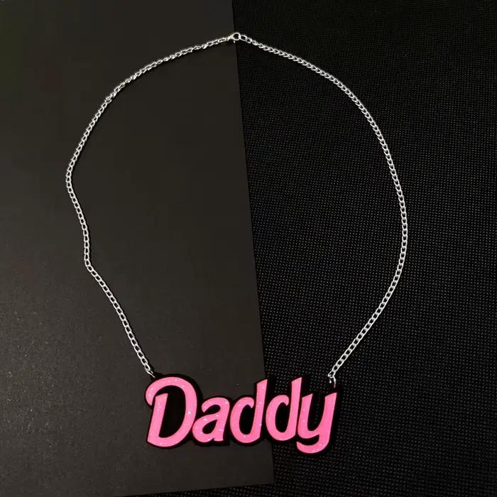 Collier pendentif lettres papa pour femmes, bijoux roses, accessoires acryliques à paillettes