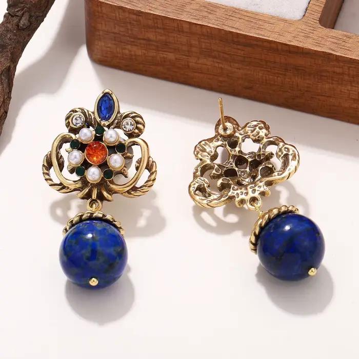 Boucles d'oreilles pendantes en Lapis Lazuli d'inspiration vintage avec des accents de perles et de cristaux colorés - Bijoux bohème en ton or