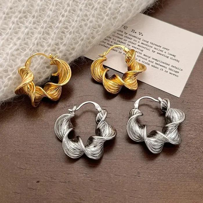 Boucles d'oreilles créoles torsadées spirales géométriques couleur argent pour femme bijoux minimalistes tendance accessoires mode pour les occasions spéciales