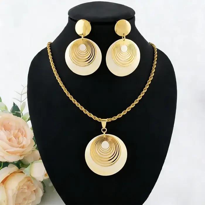 Ensemble de bijoux doré luxueux pour femmes, collier et boucles d'oreilles élégants pour mariage et cérémonies de remise de diplômes