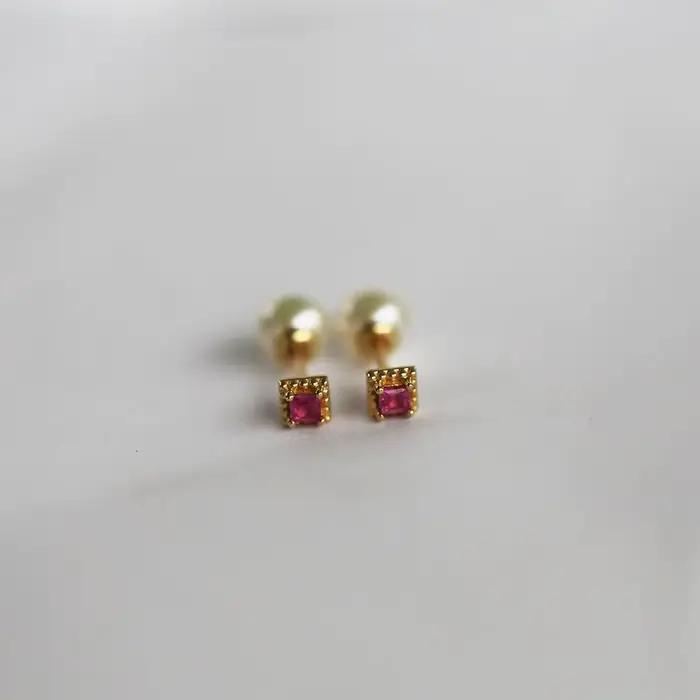 Boucles d'oreilles miniatures en argent Sterling S925 plaquées or 18 carats zircon rouge pour femmes occasions spéciales élégantes à offrir style moderne design géométrique
