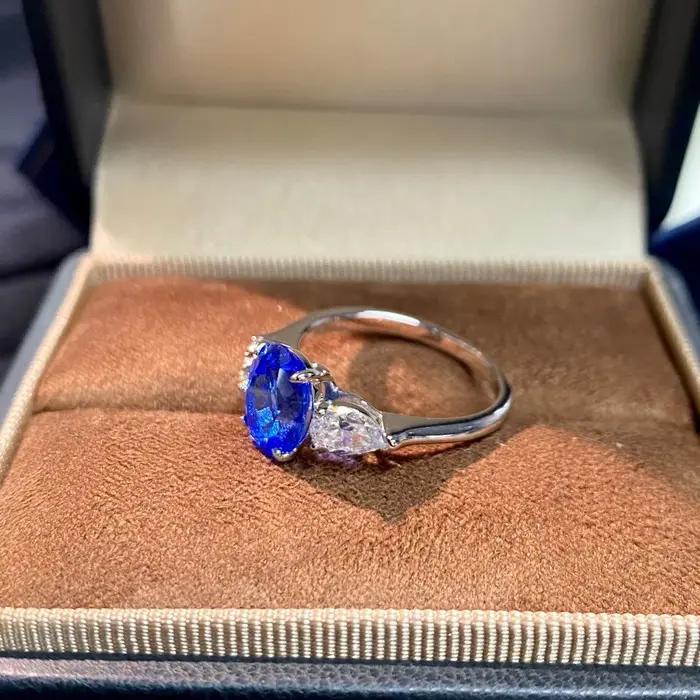 Bague de fiançailles en saphir bleu 2 carats