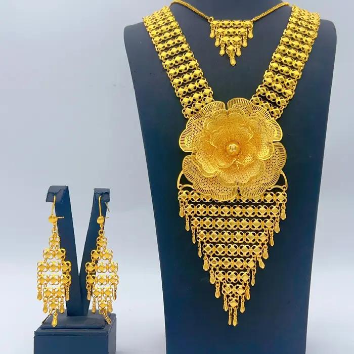 Parure de bijoux de luxe indienne couleur or 24 carats avec collier long à fleurs et boucles d'oreilles pour mariée