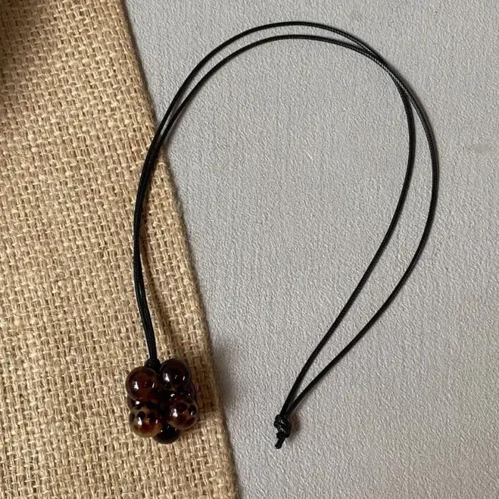 Collier pendentif en perles rondes design azole pour femmes