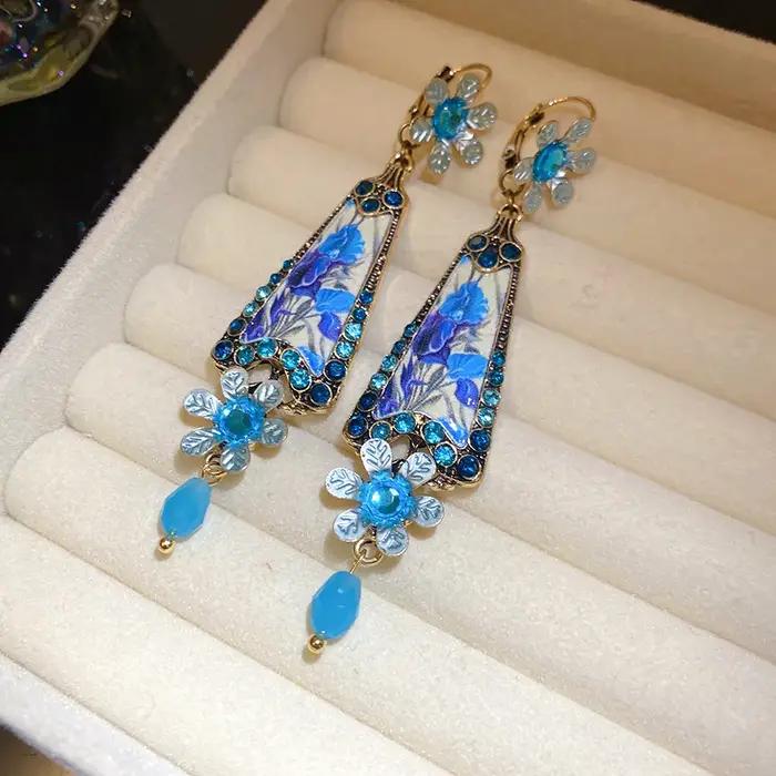 Boucles d'oreilles pendantes en résine à motif floral